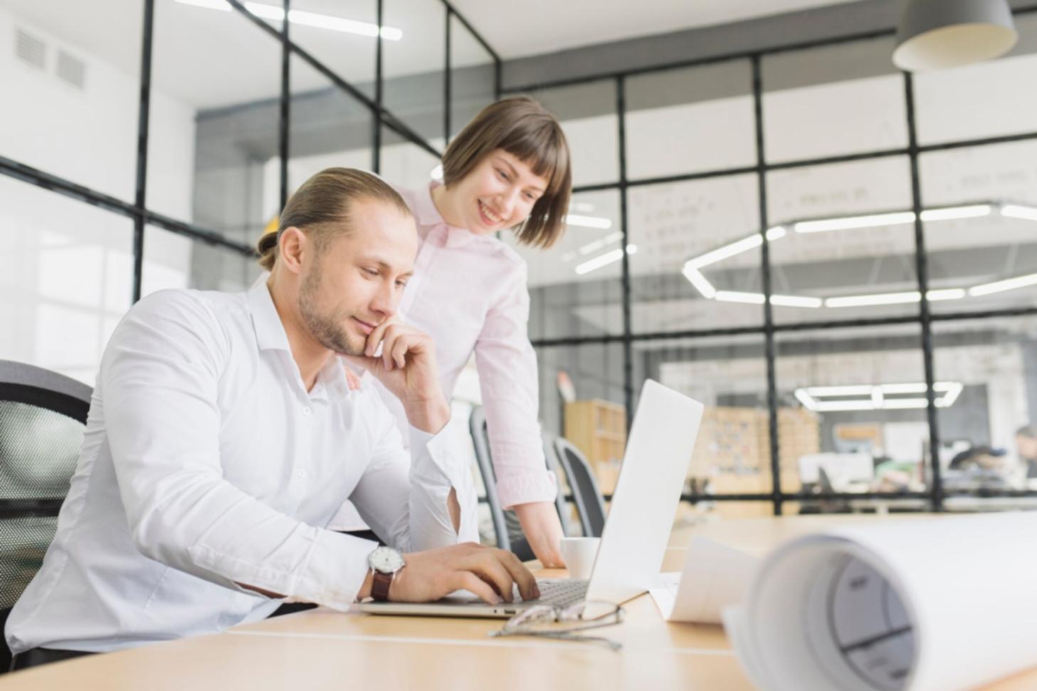 Persona revisando sus finanzas personales con tranquilidad
