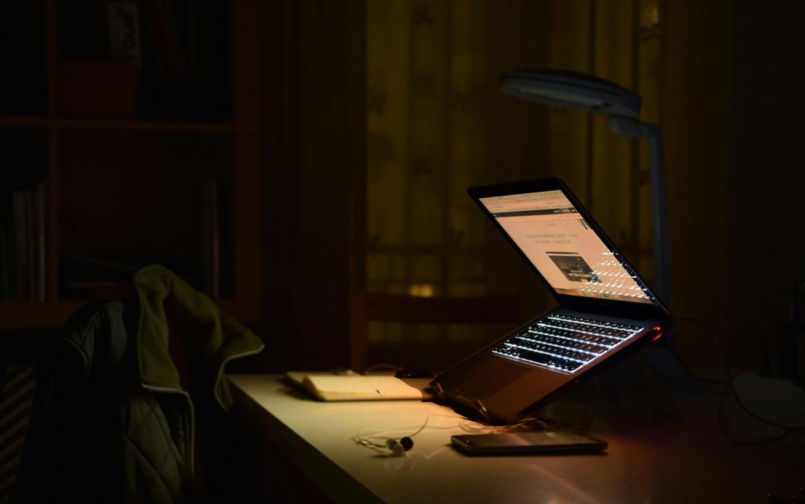 Persona organizando sus finanzas personales con método práctico