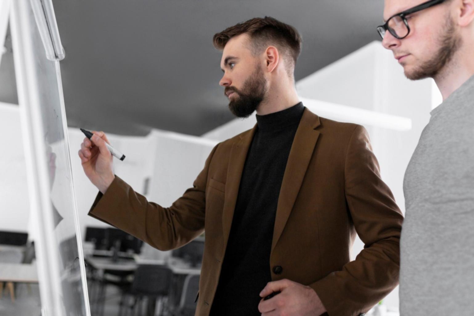 Equipo trabajando en soluciones financieras