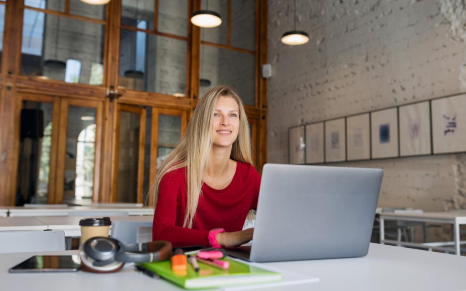Personas aprendiendo gestión financiera en entorno educativo práctico