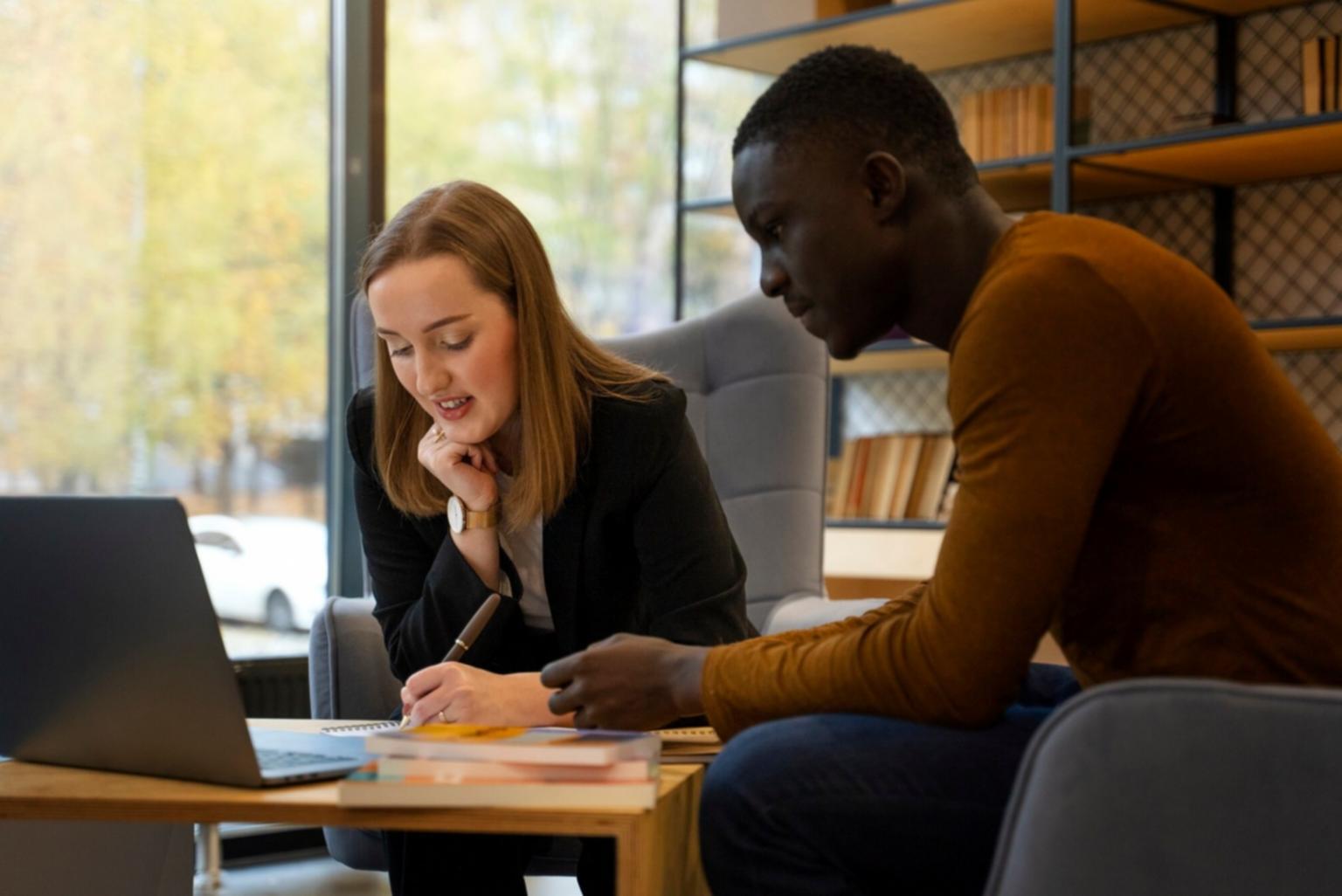 Persona trabajando en su planificación financiera personal con documentos y calculadora